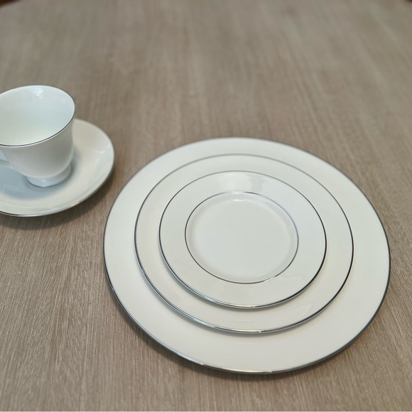 Wedgwood China Signet Platinum 5 Piece Place Setting - Picture 6 of 6